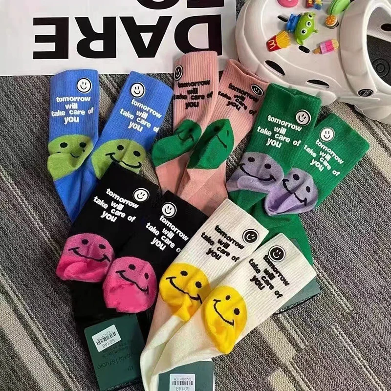 Calcetines de algodón con patrón de sonrisa de Color transpirable, medias de tubo medio suaves, estilo japonés, Moda para niña y mujer, 1 par