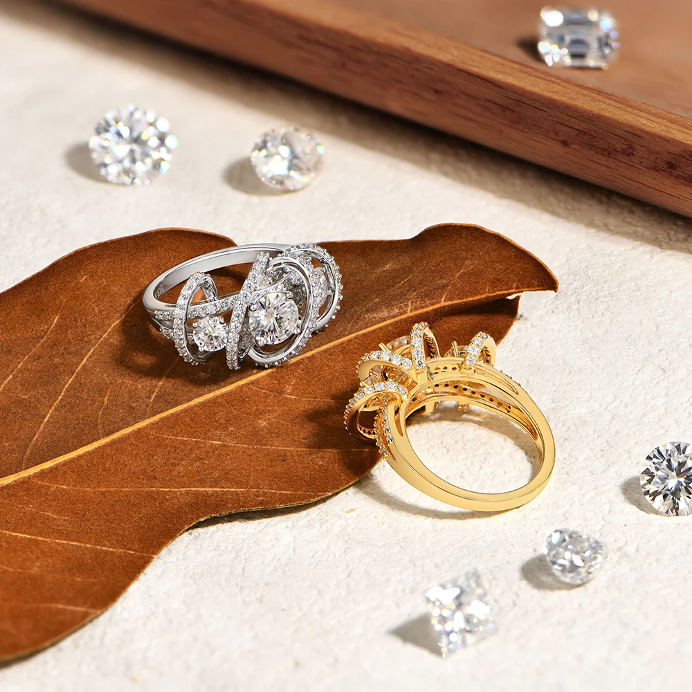 ATTAGEMS. خاتم نسائي فاخر مزين بثلاثة أحجار مويسانيت، وحجر كريم مستدير بقطر 1 قيراط، وحلقة ملتوية تشبه الكرمة مصنوعة من الفضة الإسترلينية 100٪. هذه القطعة من المجوهرات الراقية مناسبة لمناسبات مثل الخطوبة والمواعيد الغر #4