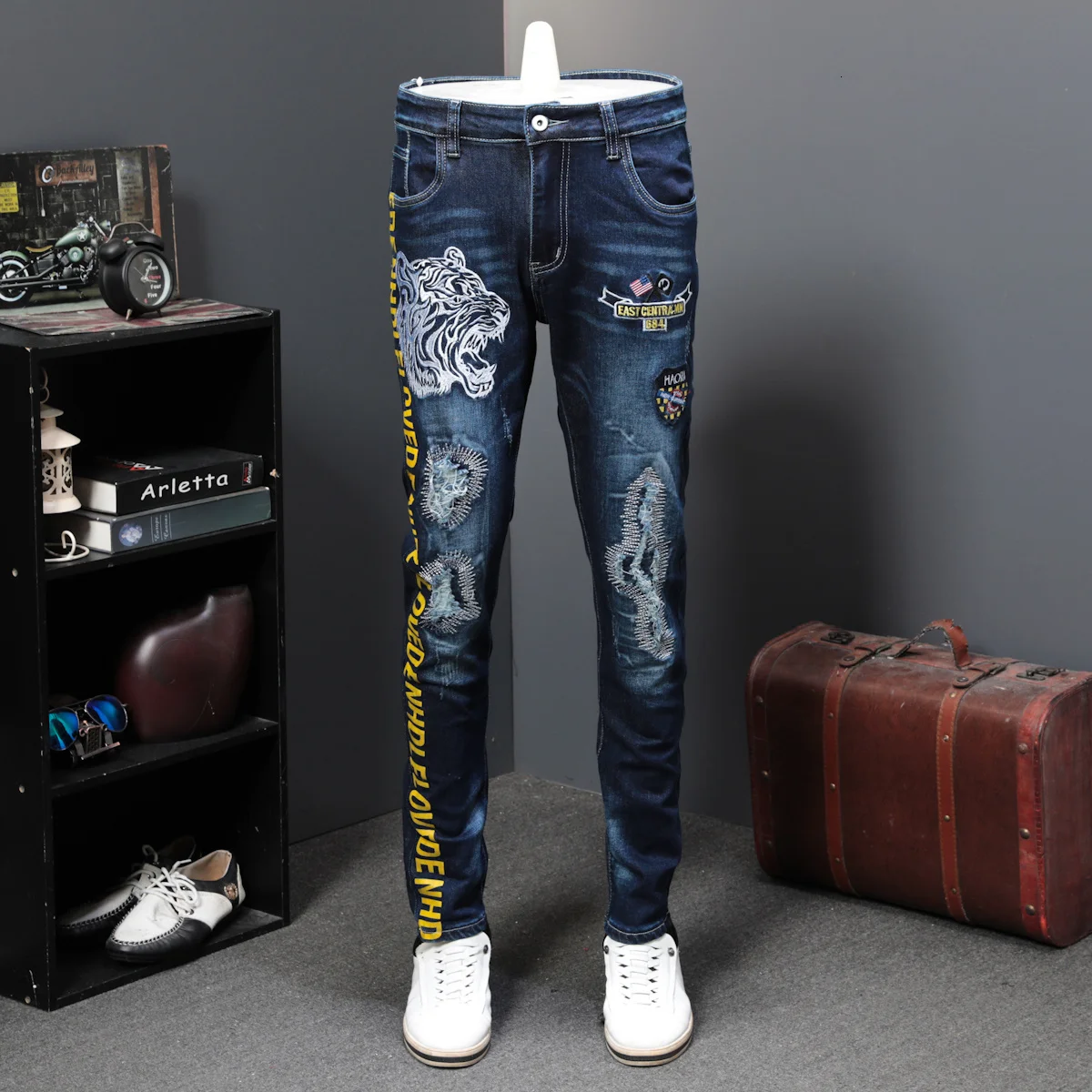 Pantalones vaqueros de parche con agujeros para hombre, pantalones largos con estampado bordado, elásticos, cabeza de Tigre, tiempo libre, diseñador