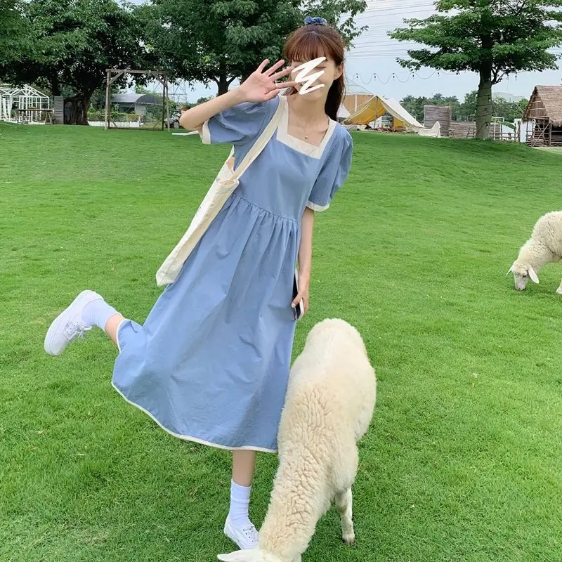 Sukienka z krótkim rękawem dla kobiet luźna 2025 letnia nowa koreańska wersja wyszczuplająca talię kwadratowy kołnierzyk kokarda studencka spódnica średniej długości