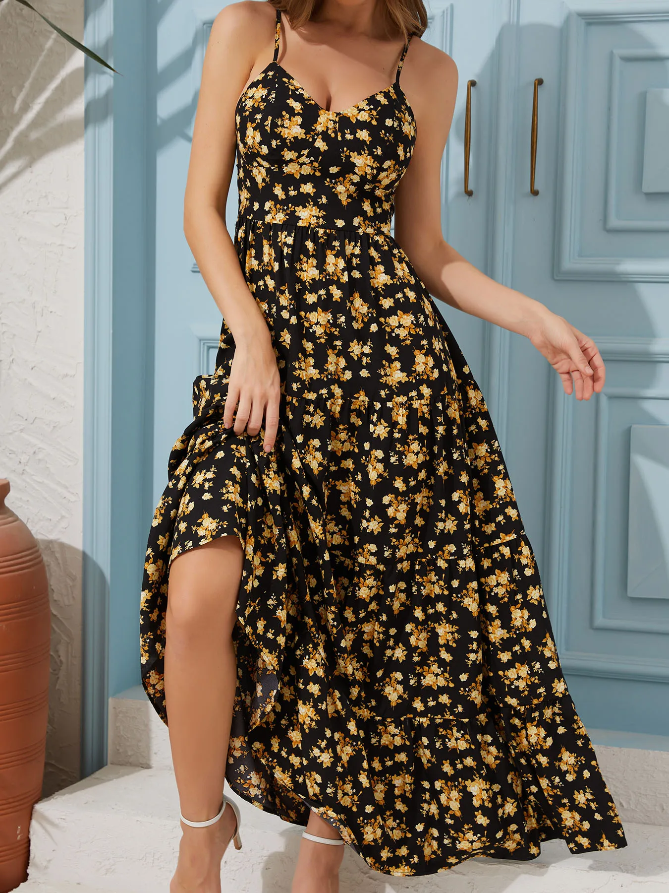 Damenkleid mit V-Ausschnitt und Blumenmuster – ein sexy, rückenfreies, fließendes, langes Partykleid mit Schleifendetail. – Detail 5