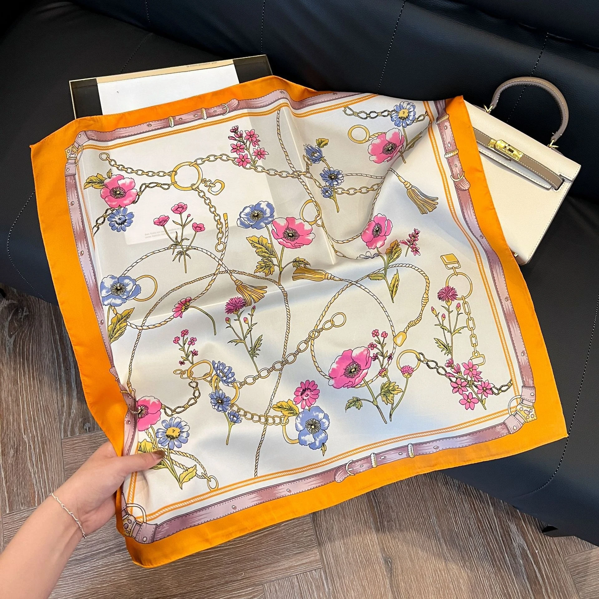 Neuer Luxus-Kettenblumen-Print Seidenschal für Damen 70cm Satin Hijab Schal Mode-Wickeltücher Haarbänder Stirnband Bandann