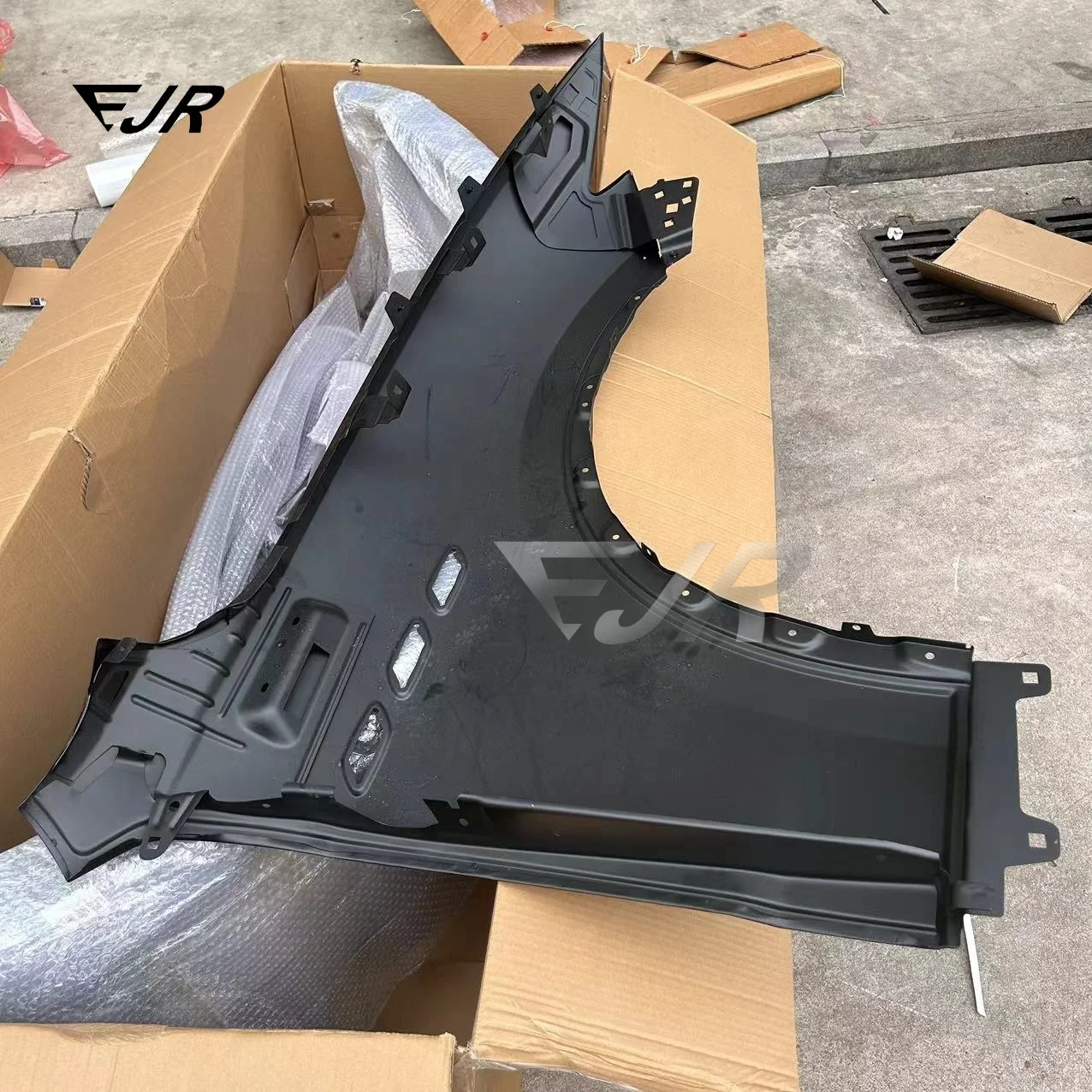 الجبهة لمازيراتي ليفانتي OEM 673005578 قطع غيار السيارات عالية الجودة