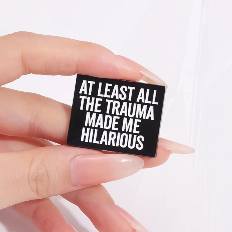 Broche de esmalte hilarante personalizado, Pines optimistas, insignias de solapa, regalo de joyería para amigos, al menos todo el TRAUMA ME ha hecho