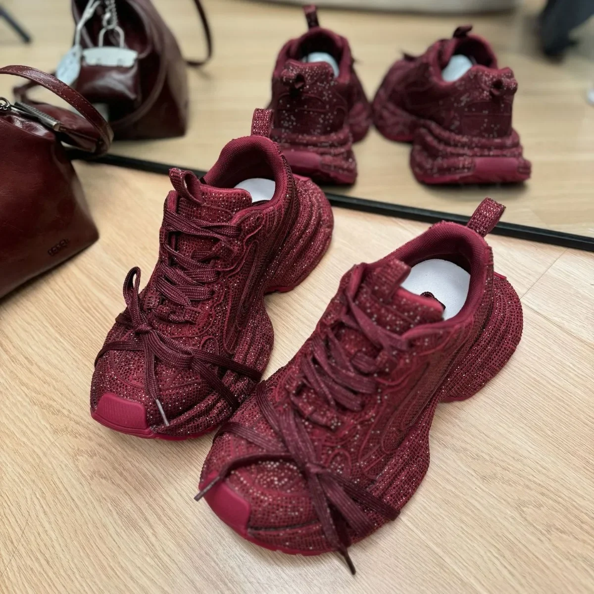 2024 봄과 가을 신상 여성용 라인스톤 다이아몬드 스트랩 두꺼운 밑창 앙골라 레드 니치 스포츠 및 레저 아빠 신발