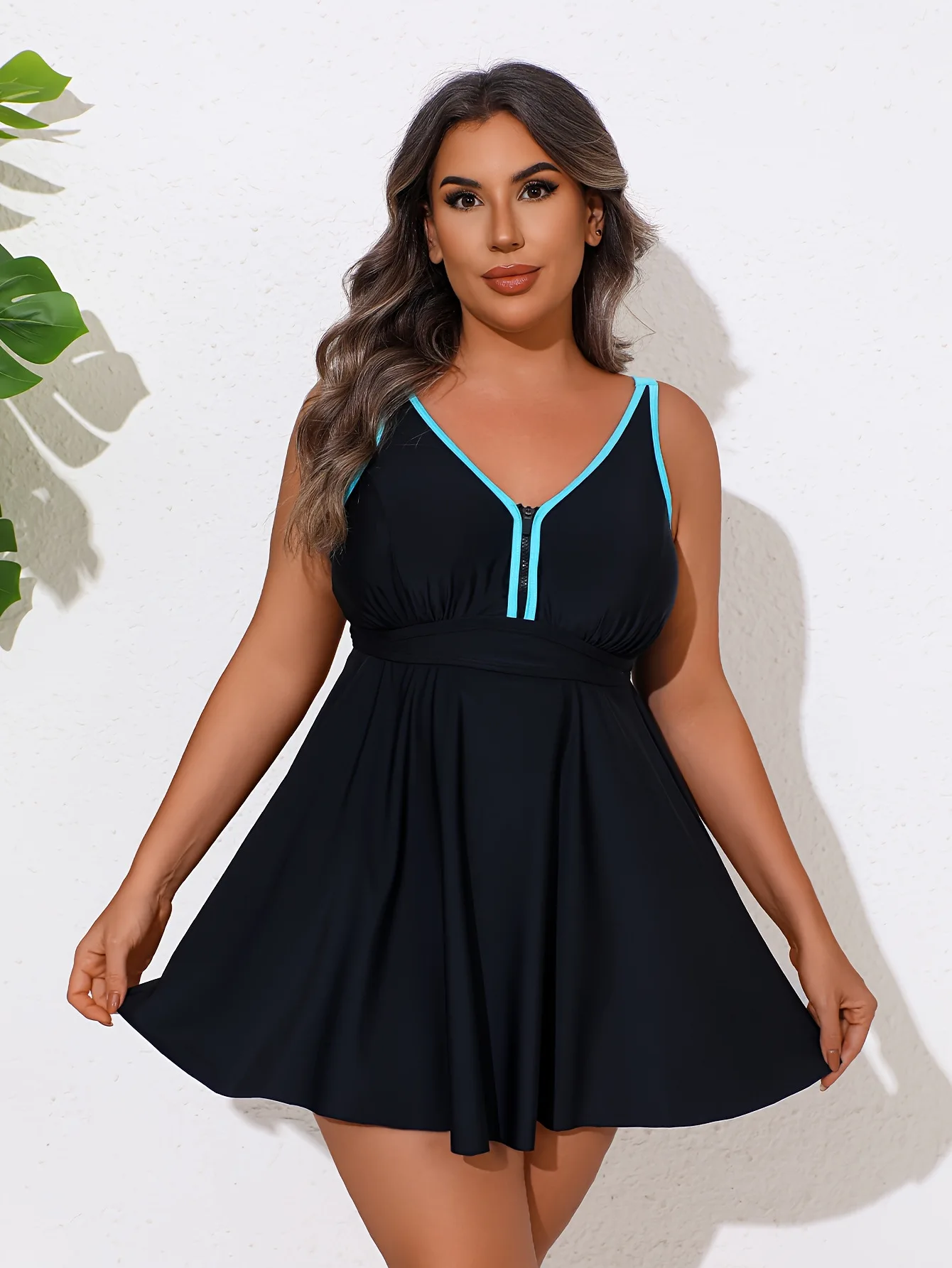 Vista lateral del tankini negro