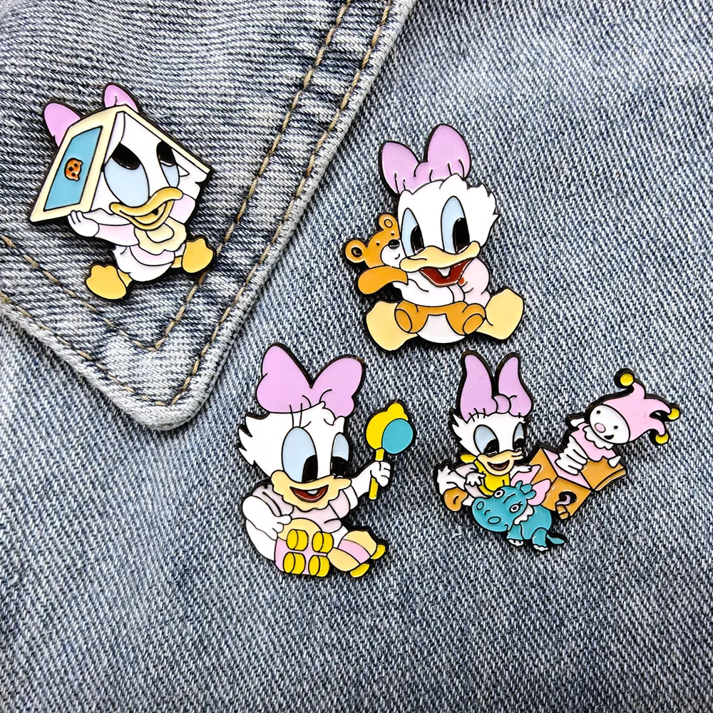 Miniso cute Daisy duck metal brooch European and American classic cartoon character badge girl medal clothes bag accessories