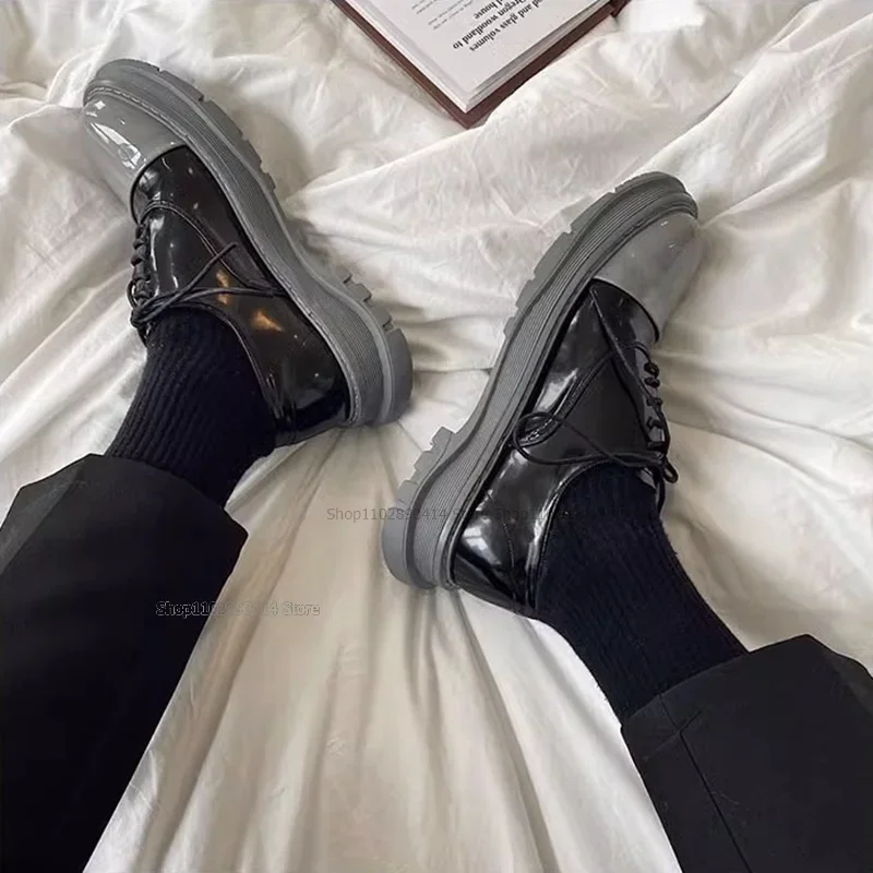 ミックスカラーパテントレザーラウンドトゥメンズシューズファッションクロスストラップメンズシューズレトロブリティッシュジャパニーズスタイルランウェイメンズカジュアルシューズ