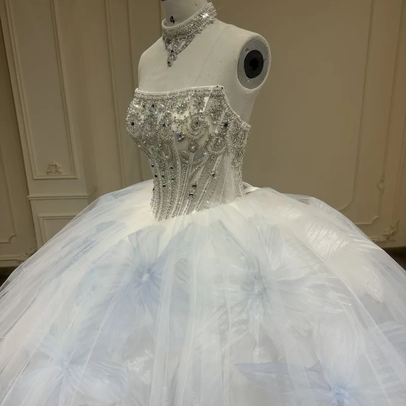 2024 nuovo abito da sposa a fascia con design di petali di margherita blu bianco chiaro