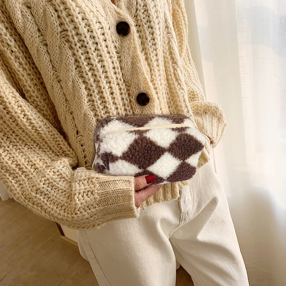 حقيبة مستحضرات التجميل المنقوشة الأنيقة حقيبة أدوات مكتبية للطلاب منظم السفر حقيبة أدوات الزينة متعددة الوظائف ناعمة لقضاء عطلة السفر