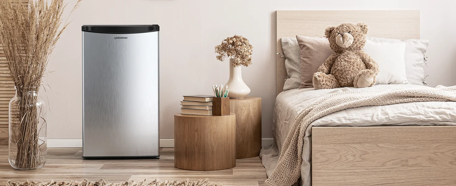 ein Schlafzimmer mit einem Bett, einem Nachttisch, einer Blumenvase und einem Buch auf einem Tisch