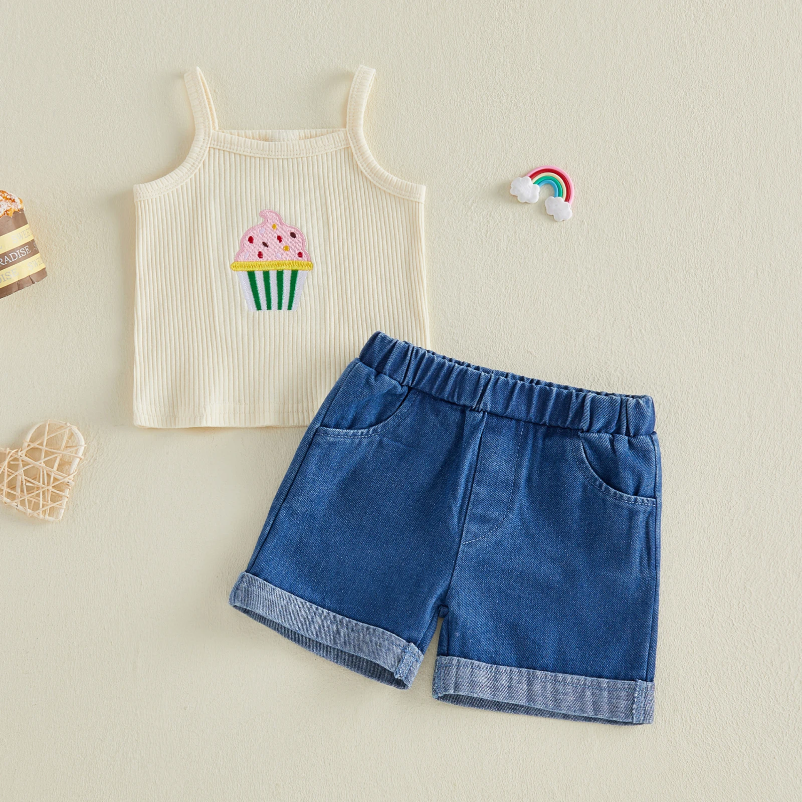 

Очаровательный летний комплект для маленьких девочек с ребристой майкой с аппликацией в виде кекса и стильными джинсовыми шортами, комплект из 2 предметов