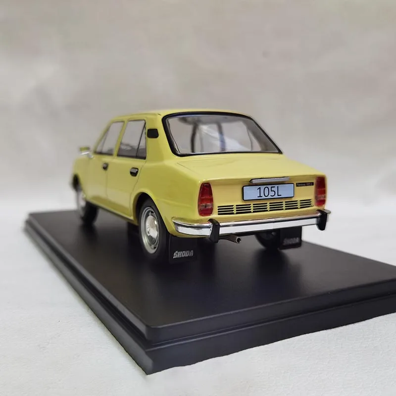 1/24 Scale SKODA 105L Alloy Car Model Collection Ornaments