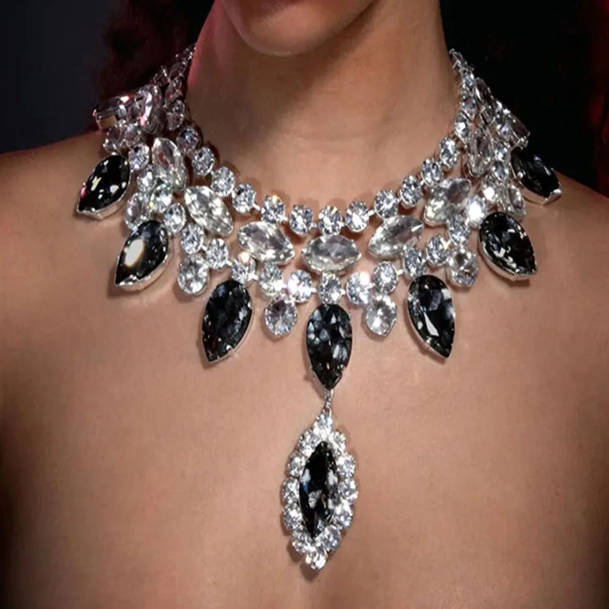 

1pc/Elegant Crystal Choker Necklace for Women, Fashionable Exaggerated Design, Stylish Accessory for All Occasions