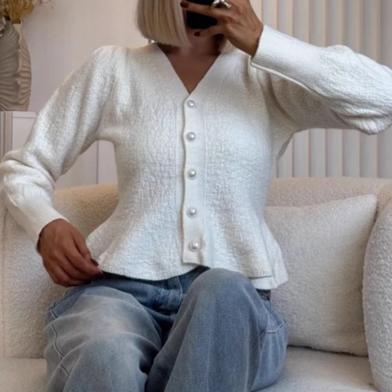 

Fashion and Elegant Sweater Coat 2025 Autumn and Winter Design Sense Temperament Slim Short V-neck Women's Knitted Cardigan