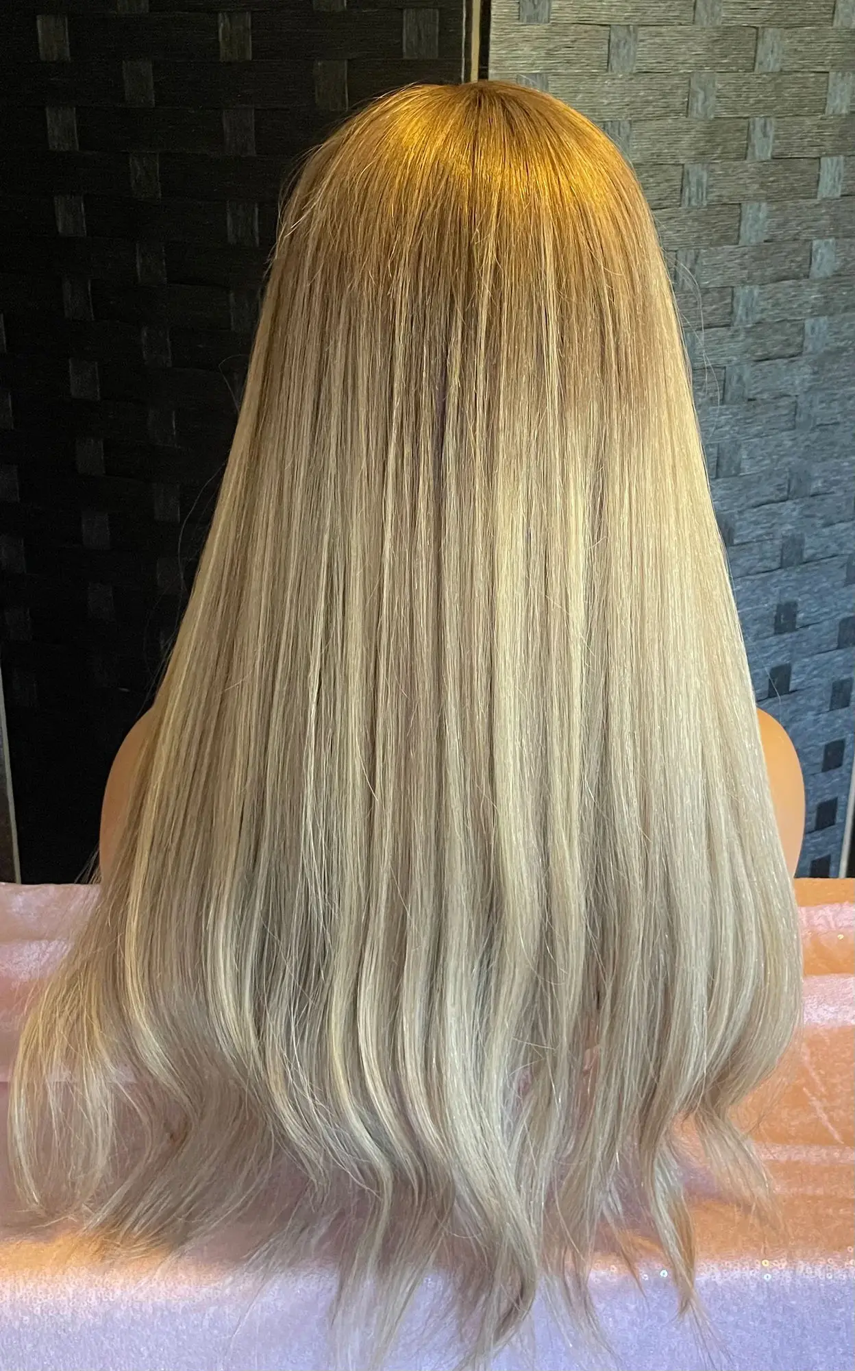 Pronto per la spedizione Parrucca lunga in pizzo sintetico a onde naturali Parrucca bionda chiara con evidenziazione per le donne Fibra resistente al calore rimbalzante per uso quotidiano