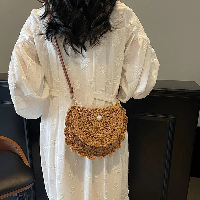 Modna ażurowa torebka na ramię damska, ręcznie robiona z bawełnianego nici, szydełkowa torebka crossbody, letnia torebka z klapką zapinaną na guzik.