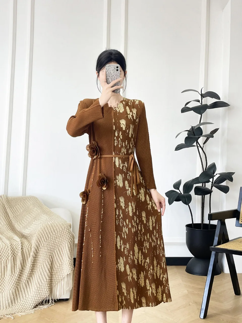 

Плиссированное платье Miyake с длинными рукавами, V-образным вырезом и принтом, придающее молодость, модное, летнее, новинка 2026 года