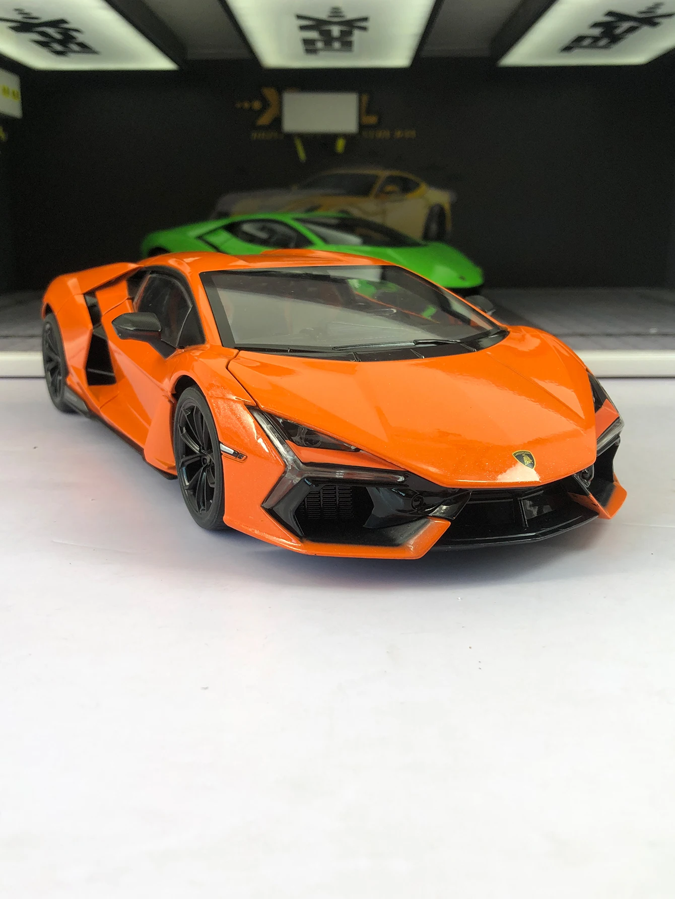

Модель автомобиля Heimanba 1:18 Lamborghini Revuelto, декоративная модель из цинкового сплава, коллекционный подарок.