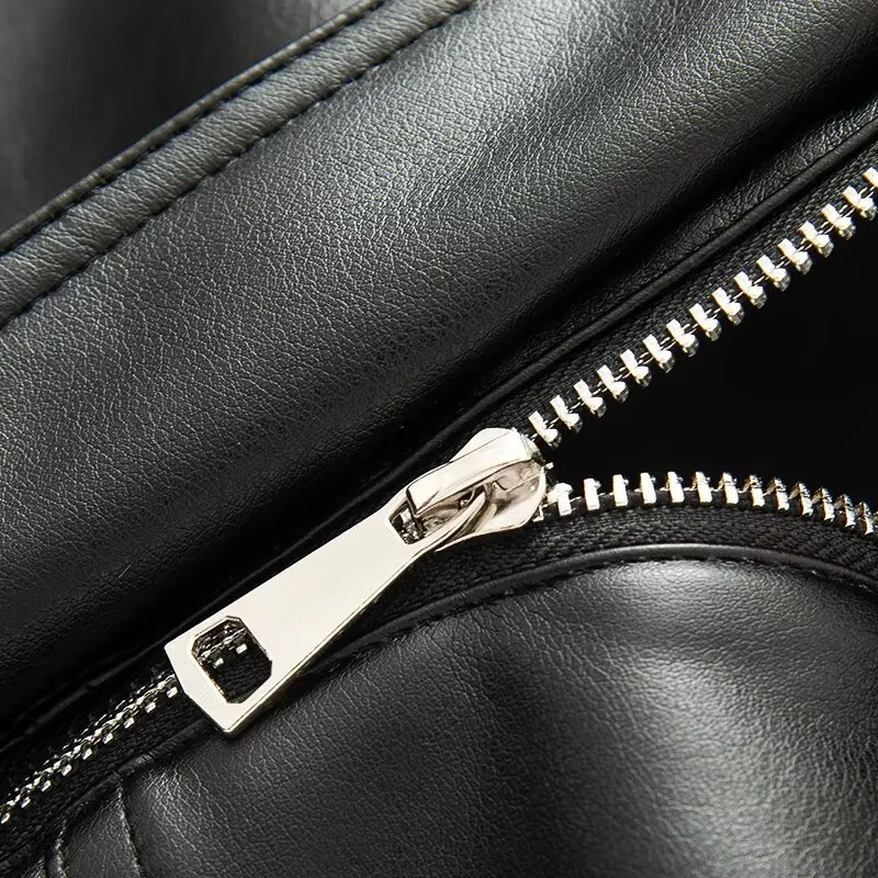 แจ็คเก็ตหนังผู้หญิงแฟชั่นลำลองสไตล์ใหม่ประจำฤดูใบไม้ร่วงปี 2025 ดีไซน์หลวม ตัดต่อผ้า แต่งปกขนเฟอร์เทียมแบบถอดได้