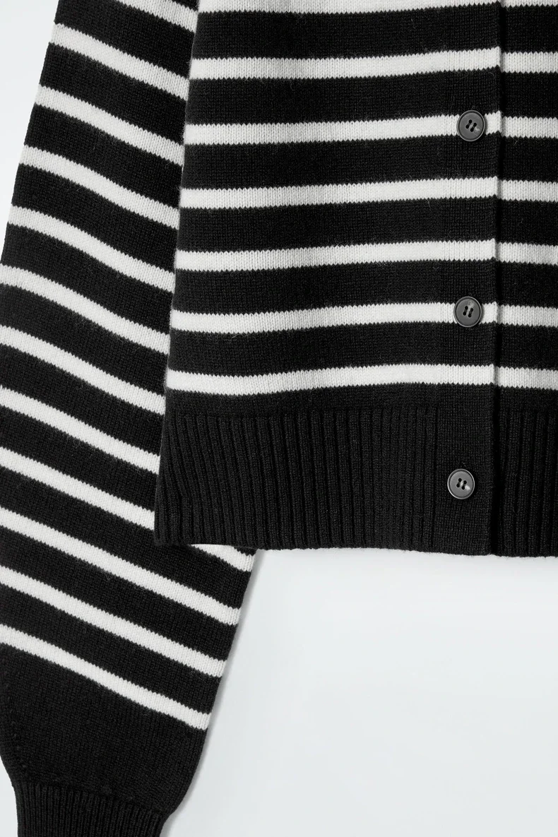 Kostum Ethereal 2025 gaya baru musim dingin untuk wanita, cardigan pendek berkerah bulat versi standar kasual.