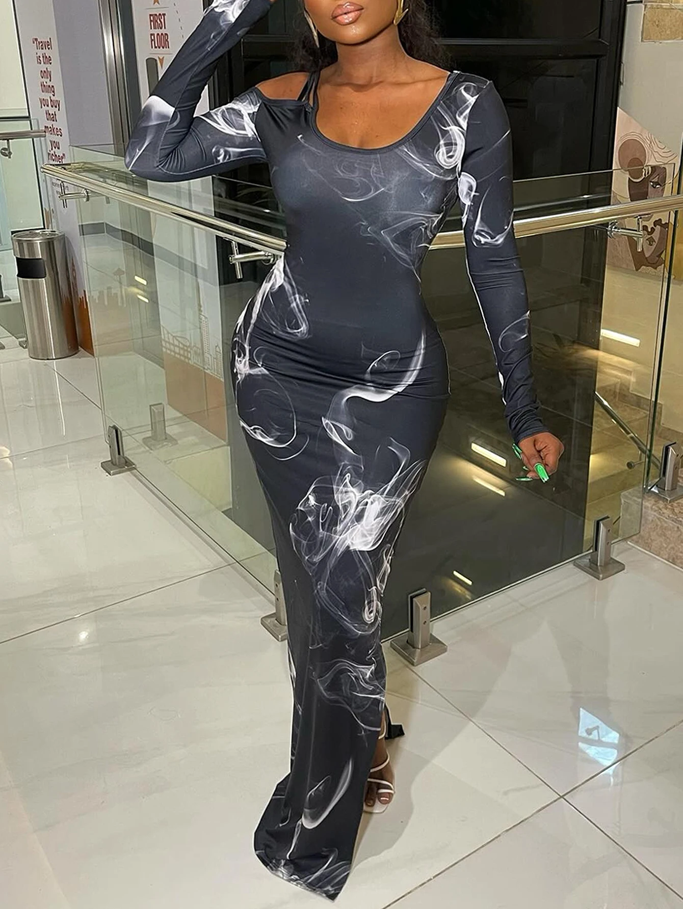 فستان نسائي بأكمام طويلة مع رقبة مستديرة مطبوعة ، مناسب للجسم ، متوسط الطول ، مطبوع بشبكة