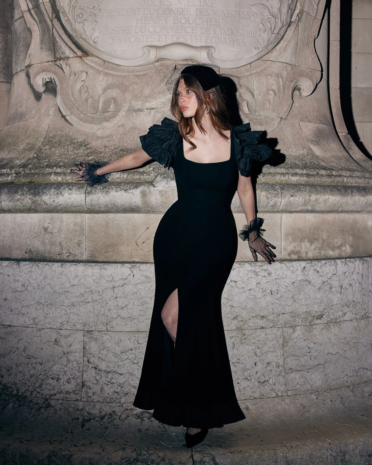 カスタマイズされたイブニングドレスジャージスクエアカラーシャーリングオフショルダーノースリーブウエディングドレス絶妙なマーメイドパーティードレス