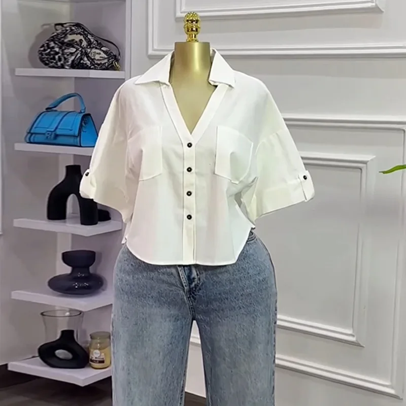 Damska koszula, gładka, podstawowa, krótki top, rękaw 3/4, kołnierzyk z wyłogami, dekolt w serek, lekko elastyczna, cienka, dopasowana, elegancka, do biura, codzienna, wiosna-lato 2025