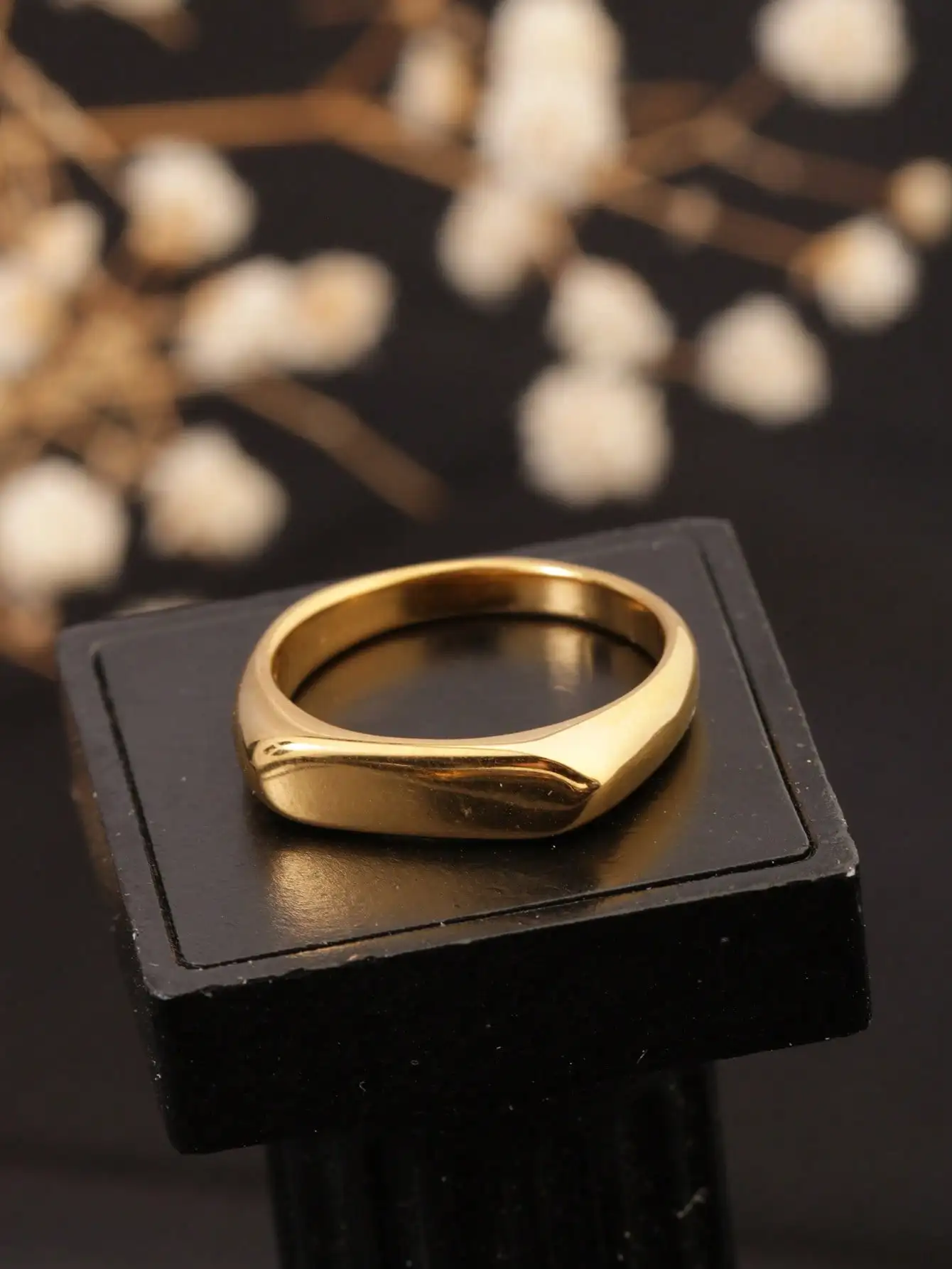 1 Piece Geometric Smooth Long Strip Signet Ring in 18K Gold Stainless Steel, Versatile, Elegant, Fashionable, and Unique, Suitable for Women and Men for Daily Wear or Parties, Gift for Girlfriend, Gift for Good Friends