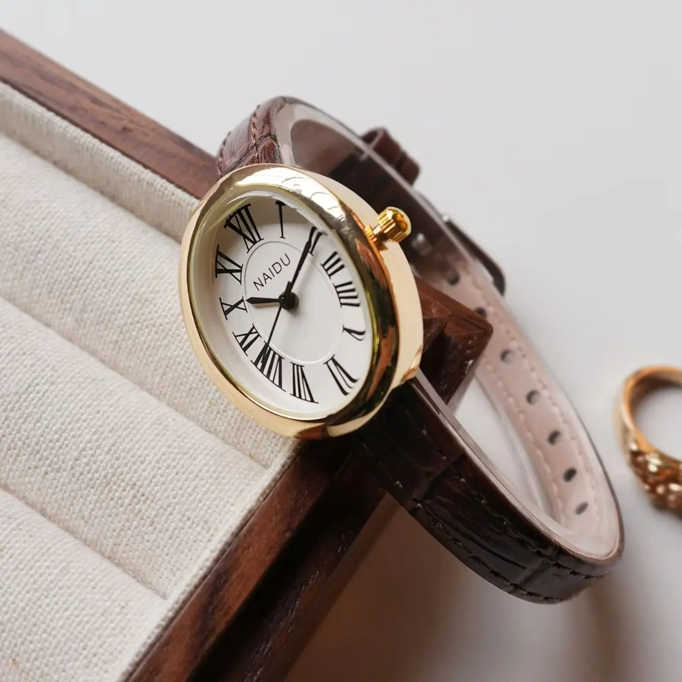 Light Luxury Retro Roman Numeral Watch for Women, Oval Small Gold Case, Brown Leather Strap, Simple and Versatile Watch for the Workplace