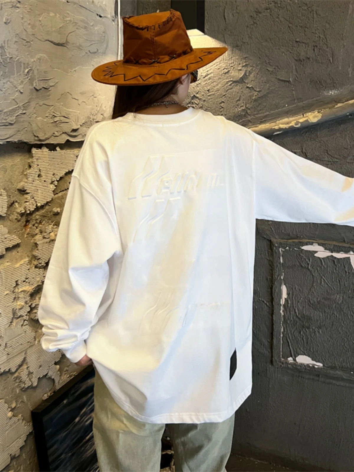 커플용 루즈핏 긴팔 티셔츠 순면 라운드넥 압화 엠보싱 남성 기본 셔츠 캐주얼 출퇴근 스타일