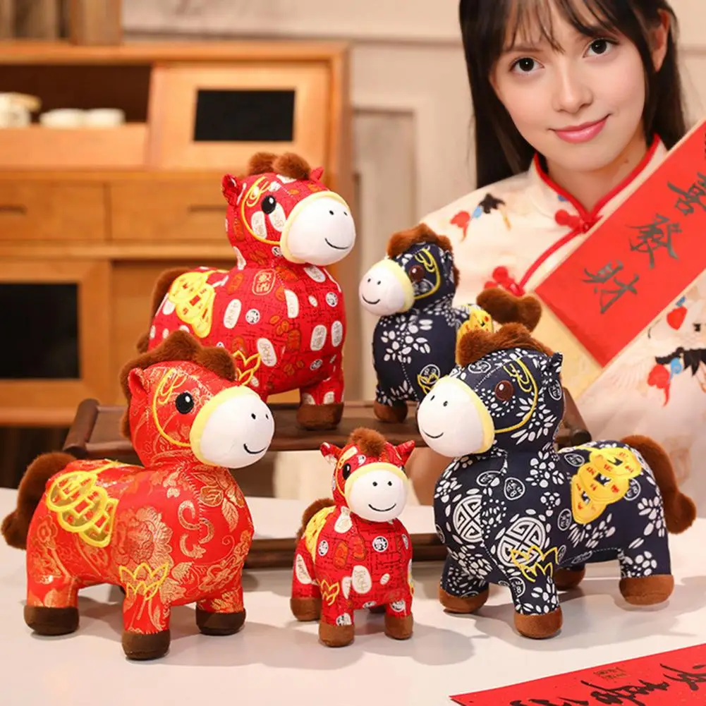 Pluszowa lalka koń z detalemistycznymi detalami w stylu chińskim, zabawka przynosząca szczęście i pomyślność, dekoracja na rok 2026, Rok Konia, do domu i biura.