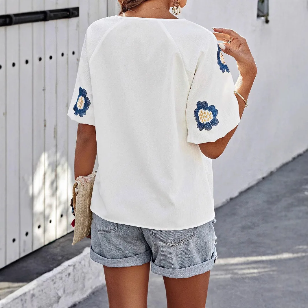 女性の夏の花刺繍ブラウスエレガントな半袖 V ネックルーズアップ休暇プルオーバーシャ​​ツブラウスファムトップス