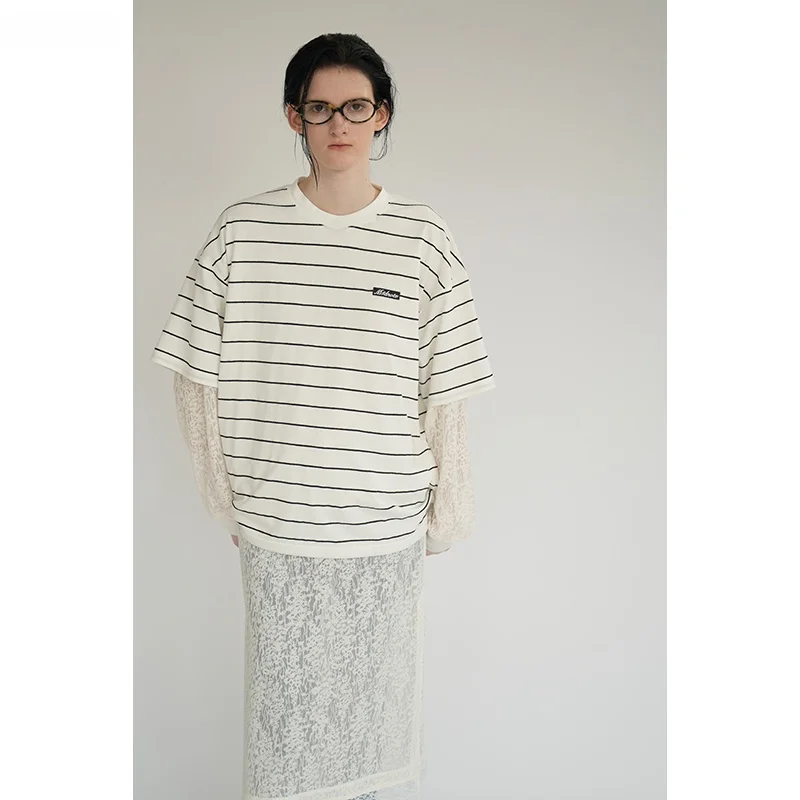 

MDNOTE Minho 2024 Весна-лето, новая модель с декоративным логотипом, черно-белые полосы, трикотажная свободная футболка с круглым вырезом и коротким рукавом, стандартный крой.