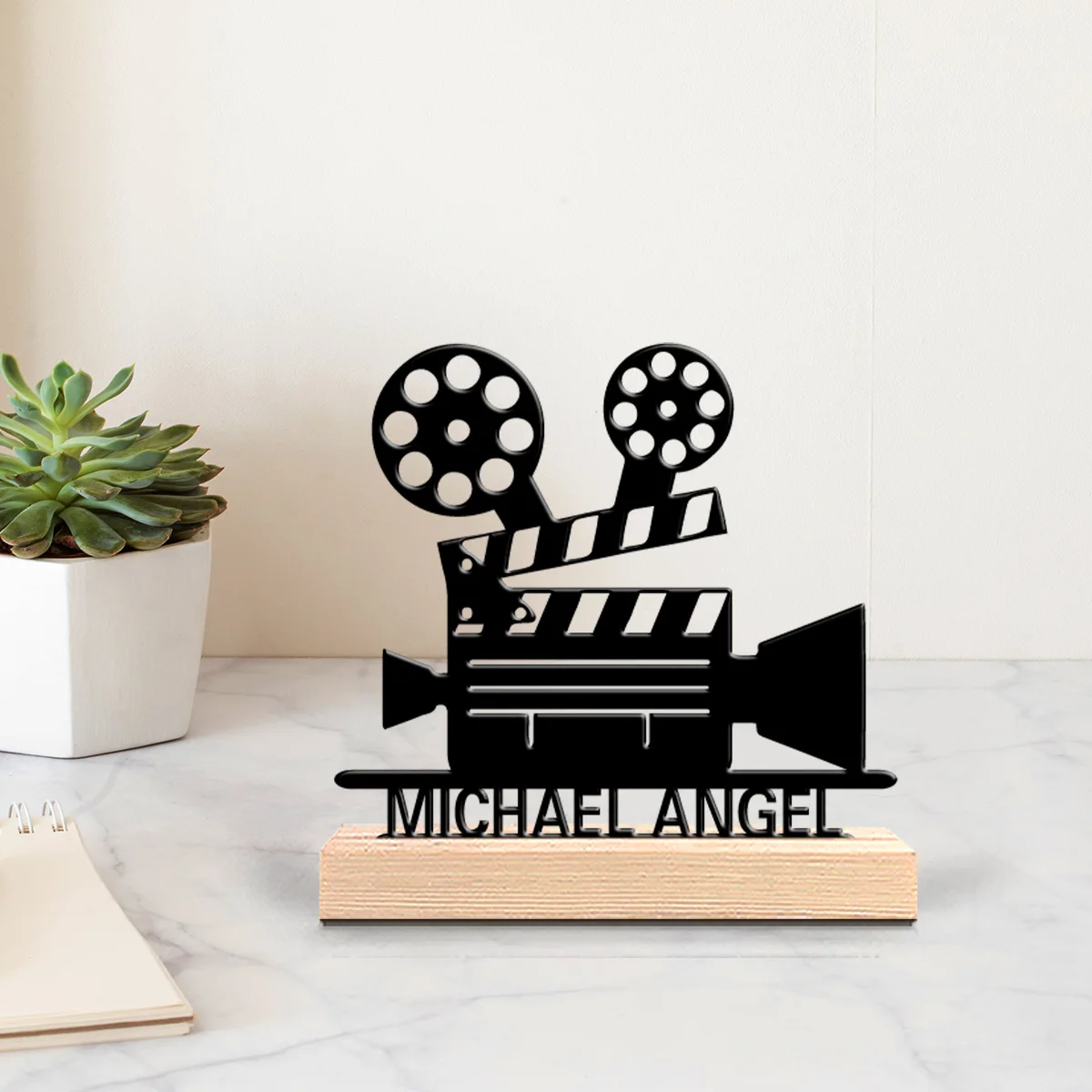1 Stück Stilvolle Personalisierte Benutzerdefinierte Filmprojektor-Metallstatue Metallkunst mit Holzsockel Geeignet für Büro, Schlafzimmer, Wohnzimmer