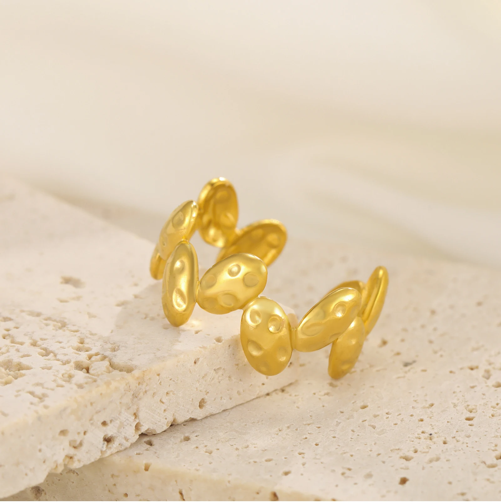CoolTime Goldfarbene Edelstahl-Damenringe, elliptisch, strukturiert, Wassertropfen-Design, offener Ring, verstellbar, Schmuckgeschenk, Großhandel – Detail 8