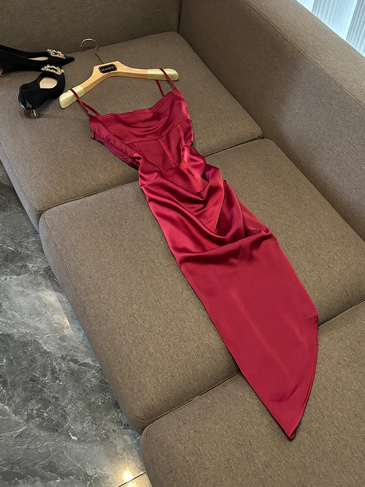 Dresses - Elegancka sukienka satynowa w kolorze wina,