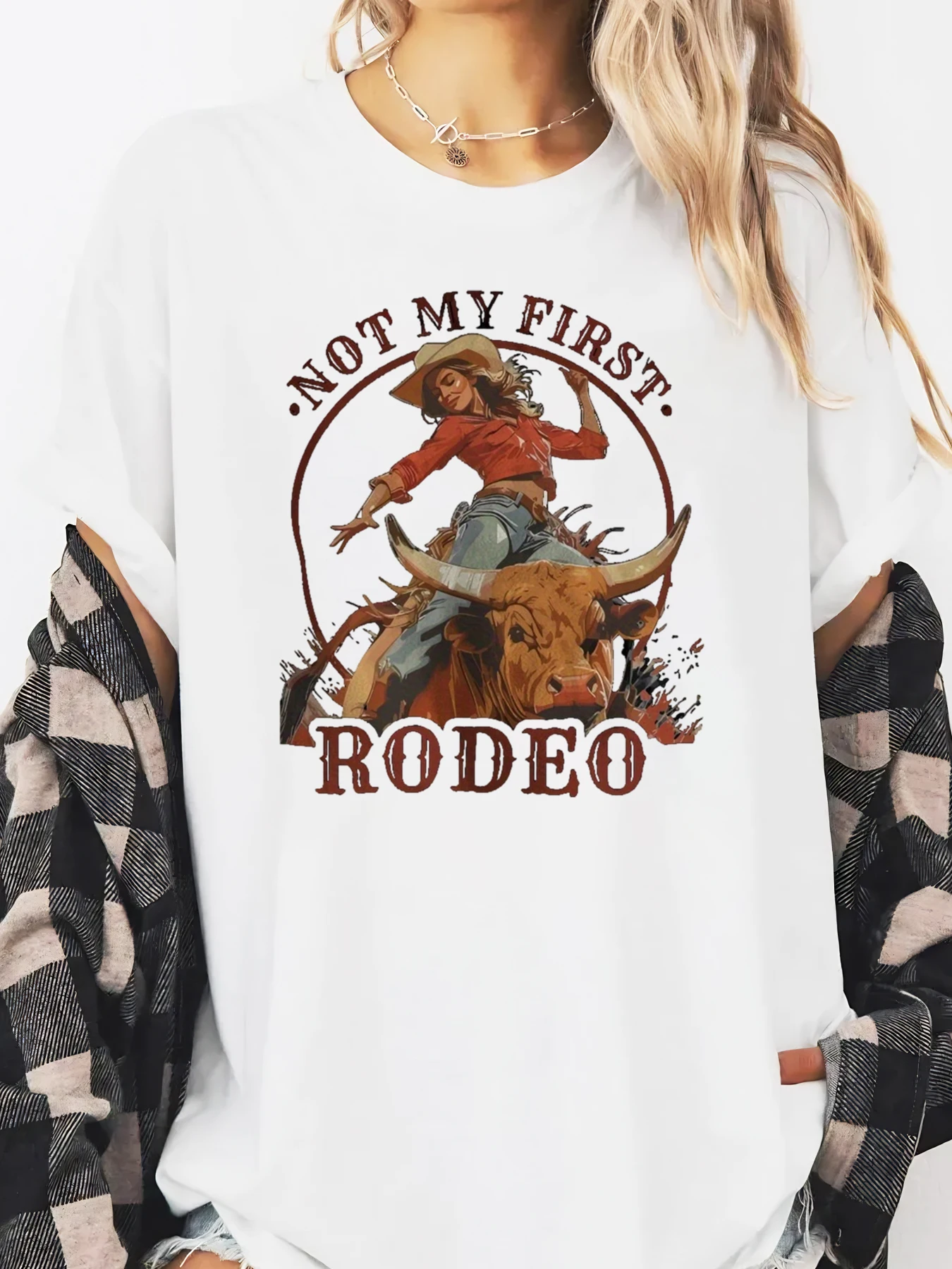 تي شيرت Not My First Rodeo Cowgirl Riding Bull مطبوع بأكمام طويلة تي شيرت نسائي غير رسمي للمهرجانات الغربية باللون الأبيض مقاس كبير #1