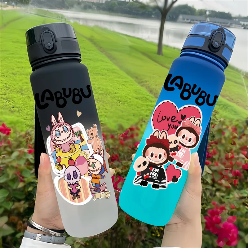 Labubu 650ml personagens dos desenhos animados copo de água portátil grande capacidade esportes ao ar livre plástico à prova de vazamento garrafa de água presente das crianças