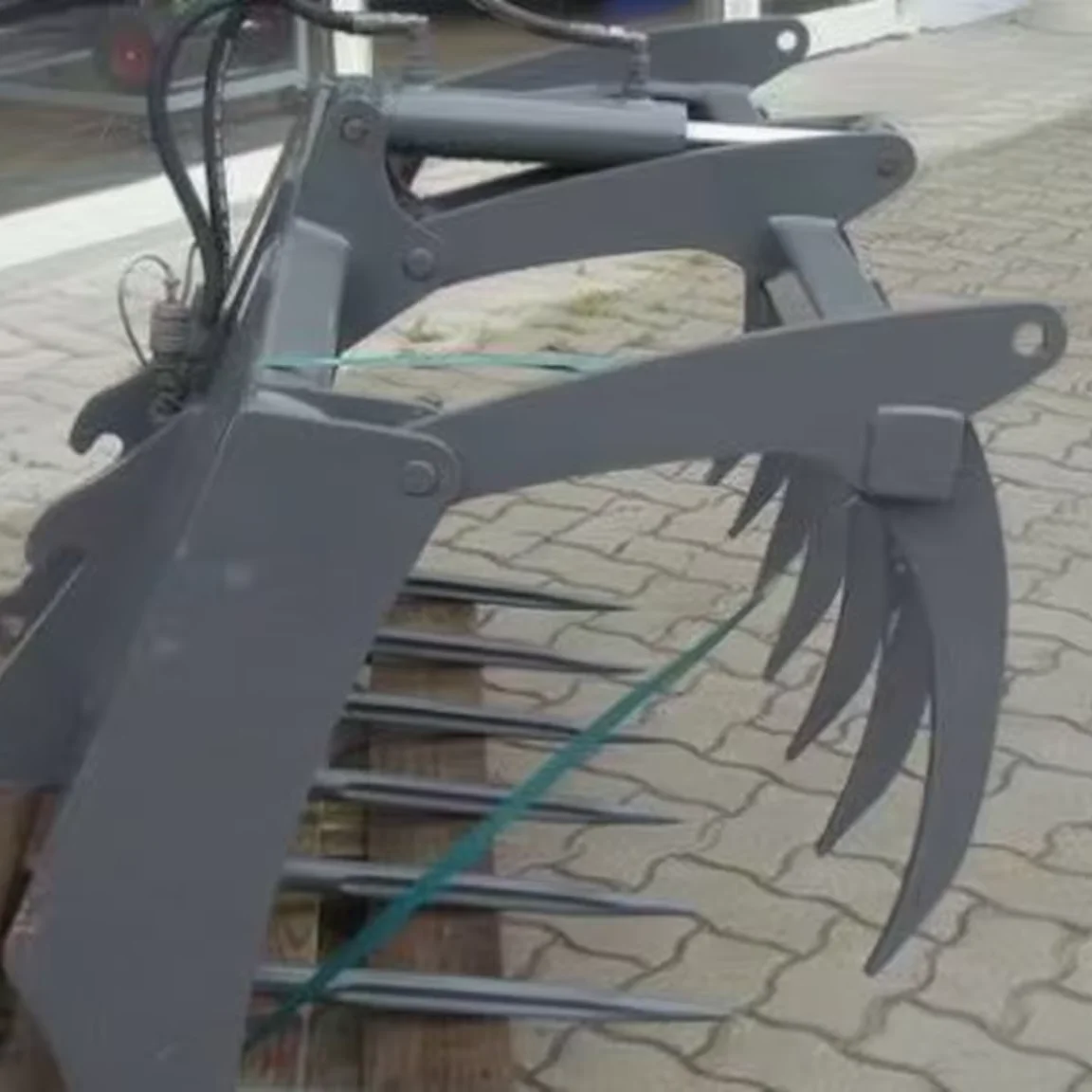 

Навесное оборудование для мини-погрузчиков: гидравлические захваты-зубья для колесных погрузчиков, запчасти для строительной техники