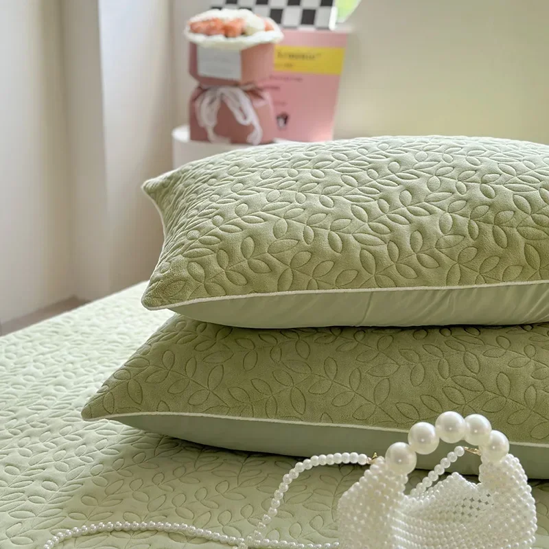 

One side of the bed cover is milk fleece, one side is pure cotton, and both sides are available. Four-season tatami padded