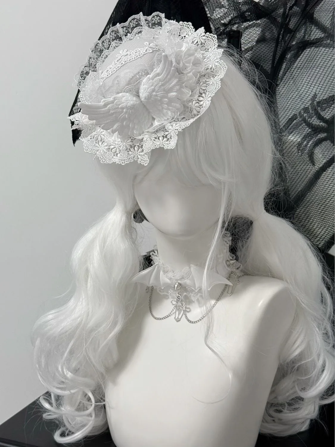 Mini chapeau gothique élégant Lolita fait à la main avec aile d'ange blanche, accessoire pour cheveux doux, couvre-chef de sous-culture à la mode pour femmes