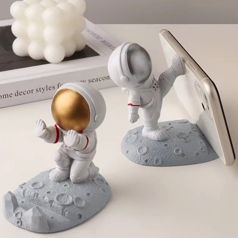 1PC Office Desk Decoration Nordic Style Astronauts Mobile Phone Stand Holder Ornaments Resin Spaceman Bracket Toys Gift Parts
