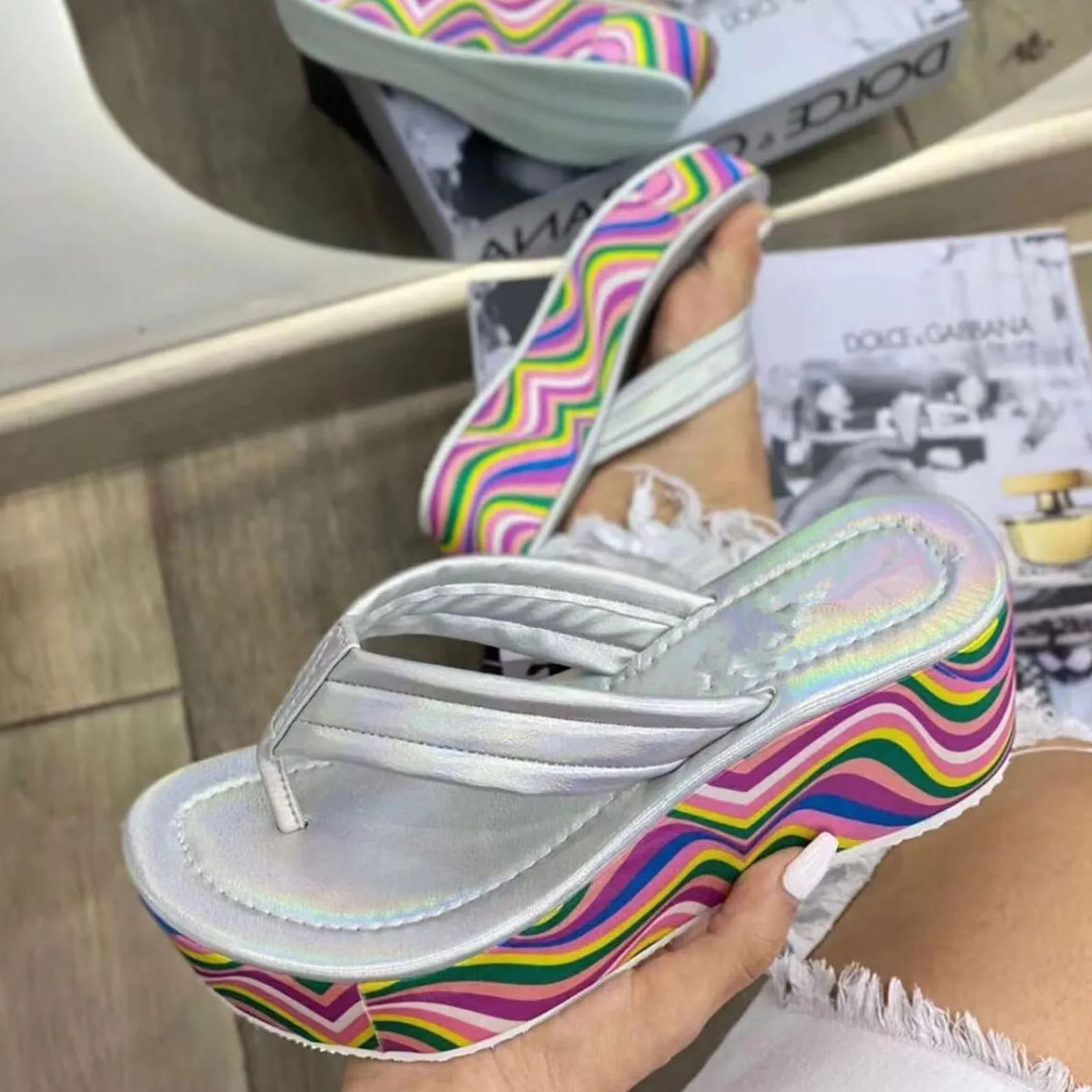 المرأة الوجه يتخبط حجم 9 واسعة شعبية جديدة كبيرة اللون سميكة القاع متعرجة النعال المنحدر الكعوب نعال شاطئ الوجه بالتخبط