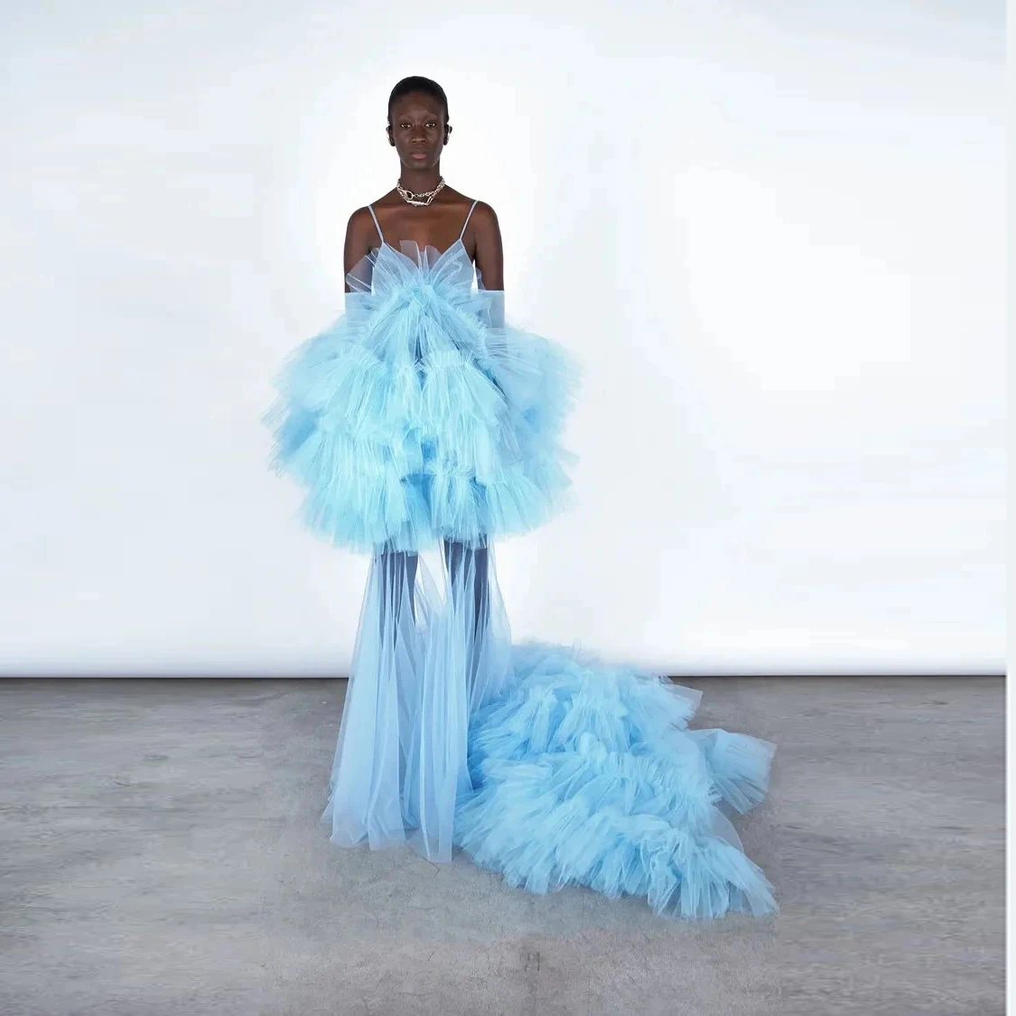 

Graceful Ruffled Blue Prom Party Dresses Sheer Layered Tulle Celebrity Pageant Gown Transparent Runway Dress Spaghetti Strap