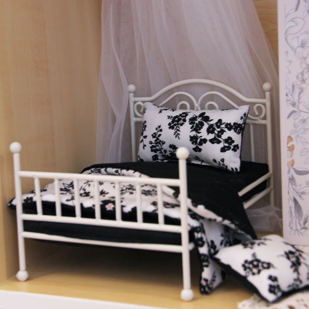 

Миниатюрная железная кровать 1:8-1:12, длина 16 см, с постельным бельем и балдахином, аксессуары для кукольного домика