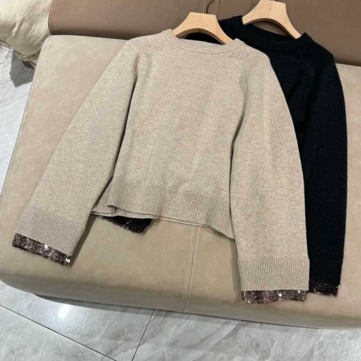 Neuer Damen-Strickpullover aus Wolle mit Rundhalsausschnitt und Paillettenbündchen, modisch und vielseitig