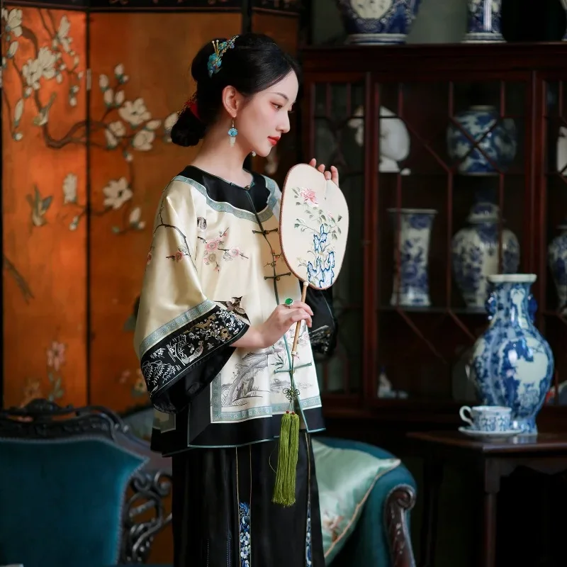 

Традиционная китайская женская одежда: бежевый топ с принтом сливы и широкими рукавами, юбка с изображением черной лошади. Онлайн-магазин китайской одежды.