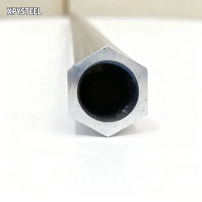 Sześciokątna rura aluminiowa z okrągłym zewnętrznym i wewnętrznym średnikiem do zastosowań przemysłowych, lekka rura metalowa do różnych zastosowań.