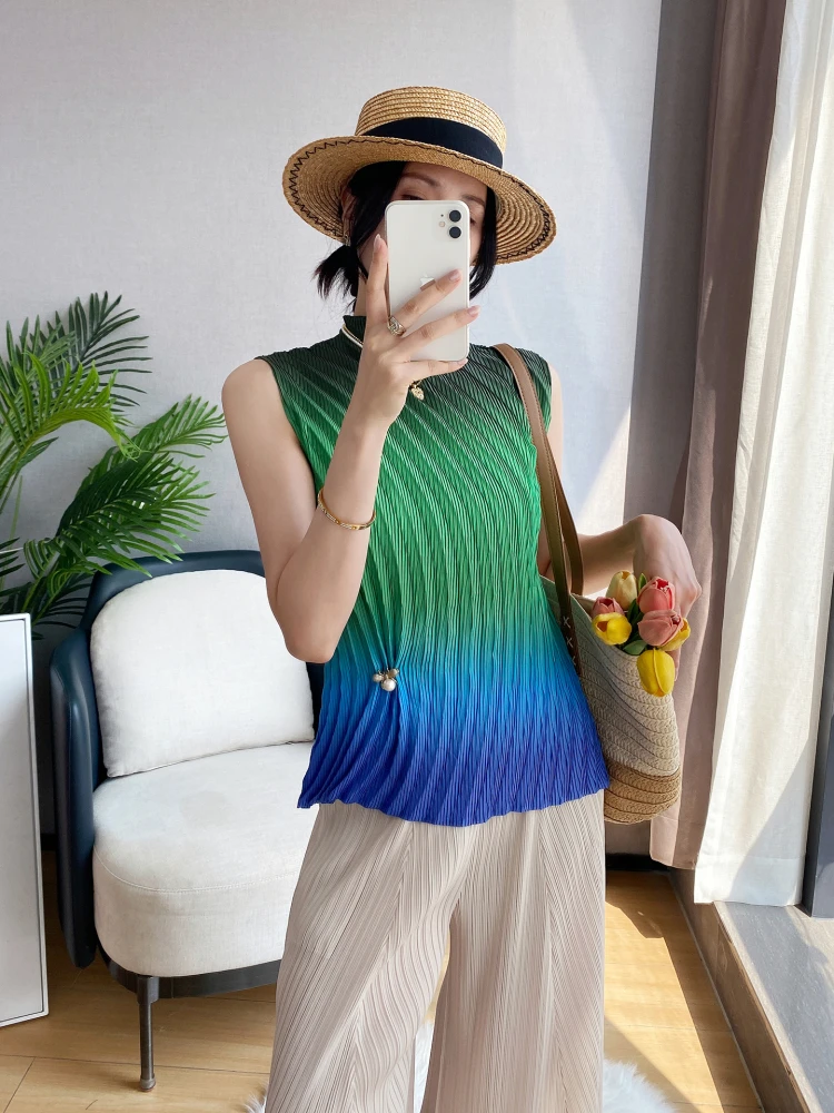 

Fashion Versatile Semi High Neck Sleeveless Vest for Women in Summer 2025 Thin Niche Design Gradually Changing Color Pleated Top